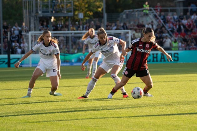 October 3, 2026, xhfmx, Soccer Google Pixel Women s Bundesliga, Eintracht Frankfurt vs. FC Bayern Munich: Sophie Proost (FC Bayern Munich), Giulia Gwinn (FC Bayern Munich), and Ereleta Memeti (Eintracht Frankfurt) in a tackle in Frankfurt am Main