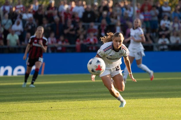 October 3, 2026, xhfmx, Soccer Google Pixel Women s Bundesliga, Eintracht Frankfurt vs. FC Bayern Munich, Sophie Proost, FC Bayern Munich chases after the ball, Frankfurt am Main