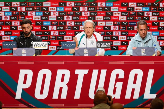 Porto, Portugal, October 3: Bruno Fernandes of Portugal and Portugal s head coach, Jorge Jesus, during the press conference ahead of the UEFA Nations League 2026–27 League Phase Matchday 4 match between Portugal and Norway at Estádio do Dragão in Porto, Portugal Copyright: HMBxMedia JoaquimxFerreira