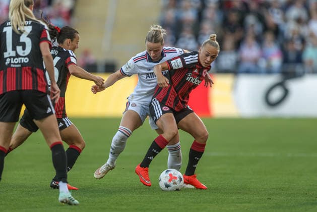 GER, Frankfurt, Eintracht Frankfurt vs. FC Bayern Munich, Google Pixel Women s Bundesliga, Soccer, DFB, 2026–2027 Season, Stadion am Brentanobad, Matchday 6 in pictures: from left, Franziska Kett (FC Bayern Munich Women, 20), Hanna Bennison (Eintracht Frankfurt Women, 8). DFB and DFL regulations prohibit any use of photographs as image sequences and or quasi-video, October 3, 2026 Copyright: HMBxMedia HendrikxHamelau