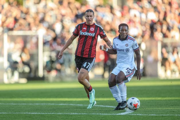 GER, Frankfurt, Eintracht Frankfurt vs. FC Bayern Munich, Google Pixel Women s Bundesliga, Soccer, DFB, 2026–2027 Season, Stadion am Brentanobad, Matchday 6 in pictures: from left, Larissa Mühlhaus (Eintracht Frankfurt Women, 47), Bernadette Amani (FC Bayern Munich Women, 15). DFB and DFL regulations prohibit any use of photographs as image sequences and or quasi-video, October 3, 2026 Copyright: HMBxMedia HendrikxHamelau