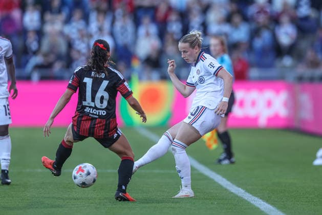 GER, Frankfurt, Eintracht Frankfurt vs. FC Bayern Munich, Google Pixel Women s Bundesliga, Soccer, DFB, 2026–2027 Season, Stadion am Brentanobad, Matchday 6 in pictures: from left, Hayley Raso (Eintracht Frankfurt Women, 16), Franziska Kett (FC Bayern Munich Women, 20). DFB and DFL regulations prohibit any use of photographs as image sequences and or quasi-video, October 3, 2026 Copyright: HMBxMedia HendrikxHamelau