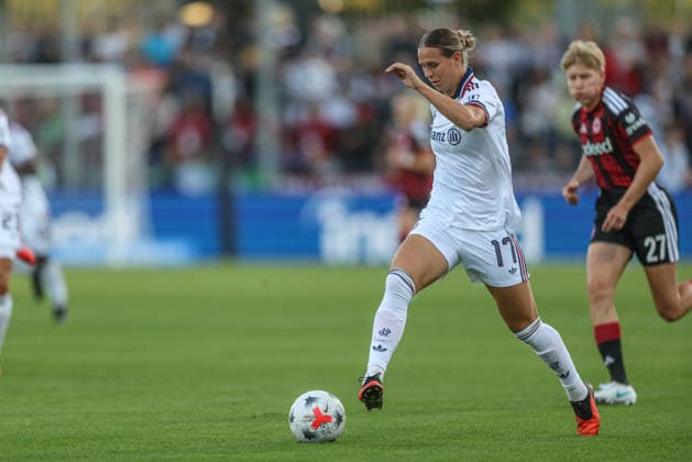 GER, Frankfurt, Eintracht Frankfurt vs. FC Bayern Munich, Google Pixel Women s Bundesliga, Soccer, DFB, 2026–2027 Season, Stadion am Brentanobad, Matchday 6 in pictures: from left, Klara Bühl (FC Bayern Munich Women, 17), Paulina Krumbiegel (Eintracht Frankfurt Women, 27). DFB and DFL regulations prohibit any use of photographs as image sequences and or quasi-video, October 3, 2026 Copyright: HMBxMedia HendrikxHamelau