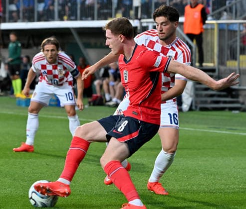 RIJEKA, CROATIA - OCTOBER 03: Elliot Anderson of England (C) in action against Martin Baturina of Croatia (R) during the UEFA Nations League, League A Group A3, match between Croatia and England at Stadion Rujevica, Rijeka on October 03, 2026 in Rijeka, Croatia. (Photo by Igor Kupljenik Sports Press Photo). Copyright: xIgorxKupljenikx xSPPx Sportspressphoto_SPR244561