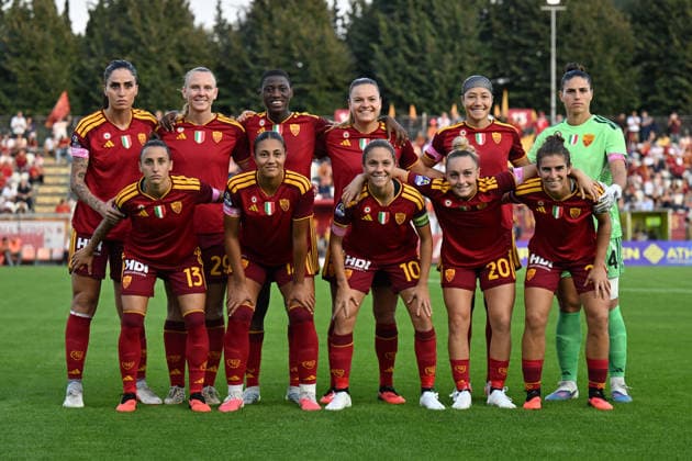 SOCCER - Women s Serie A - AS Roma vs. SS Lazio Women Photo by IPA ABACAPRESS.COM89264014 - A.S. Roma Women s players pose for a team photo during the Serie A Women Athora match on Matchday 2 between A.S. Roma and S.S. Lazio Women at the Tre Fontane Stadium on October 3, 2026, in Rome, Italy. Rome Italy Copyright: xIPAxSport ABACAx