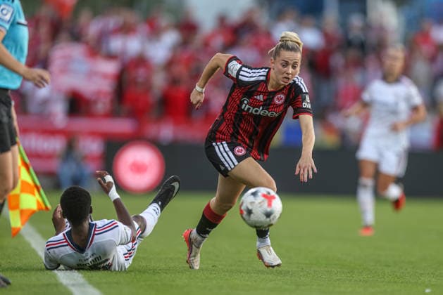 GER, Frankfurt, Eintracht Frankfurt vs. FC Bayern Munich, Google Pixel Women s Bundesliga, Soccer, DFB, 2026–2027 Season, Stadion am Brentanobad, Matchday 6: Pictured (from left) Bernadette Amani, FC Bayern Munich Women s Team 15, Nina Lührsen, Eintracht Frankfurt Women’s Team, No. 11. DFB and DFL regulations prohibit any use of photographs as image sequences and or quasi-video. October 3, 2026 Copyright: HMBxMedia HendrikxHamelau