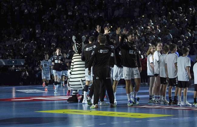Photo: THW players being welcomed before kickoff of the Men s Handball Bundesliga 1 match on Sat, Oct. 3, 2026, between THW Kiel and VfL Gummersbach