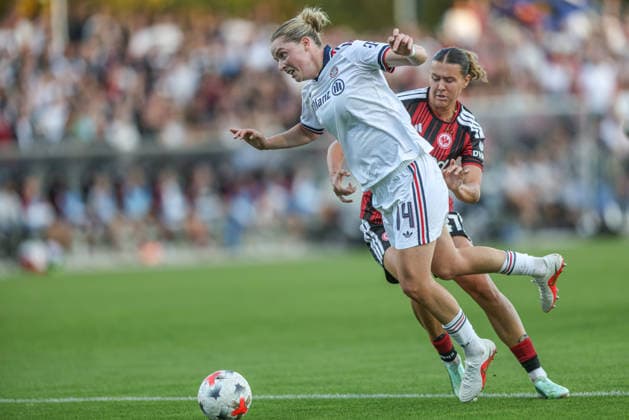 GER, Frankfurt, Eintracht Frankfurt vs. FC Bayern Munich, Google Pixel Women s Bundesliga, Soccer, DFB, 2026–2027 Season, Stadion am Brentanobad, Matchday 6 in pictures (from left): Alara Åžehitler, FC Bayern Munich Women s Team 14, Larissa Mühlhaus, Eintracht Frankfurt Women’s Team No. 47. DFB and DFL regulations prohibit any use of photographs as image sequences and or quasi-video. October 3, 2026 Copyright: HMBxMedia HendrikxHamelau