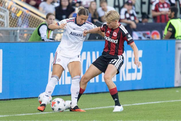 Google Pixel Women s Bundesliga Eintracht Frankfurt vs. FC Bayern Munich, October 3, 2026: Klara Bühl (FC Bayern Munich, 17) and Paulina Krumbiegel (Eintracht Frankfurt, 27) battle for the ball; Eintracht Frankfurt vs. FC Bayern Munich; Frankfurt; Stadion am Brentanobad; October 3, 2026 Copyright: xBEAUTIFULxSPORTS Gawlikx