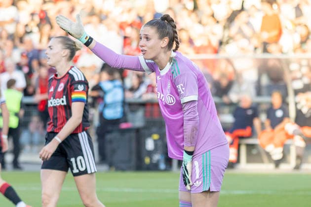 Google Pixel Women s Bundesliga: Eintracht Frankfurt vs. FC Bayern Munich, October 3, 2026. Ena Mahmutovic of FC Bayern Munich No. 1 complains to her teammates, Eintracht Frankfurt vs. FC Bayern Munich, Frankfurt, Stadion am Brentanobad, October 3, 2026 Copyright: xBEAUTIFULxSPORTS Gawlikx