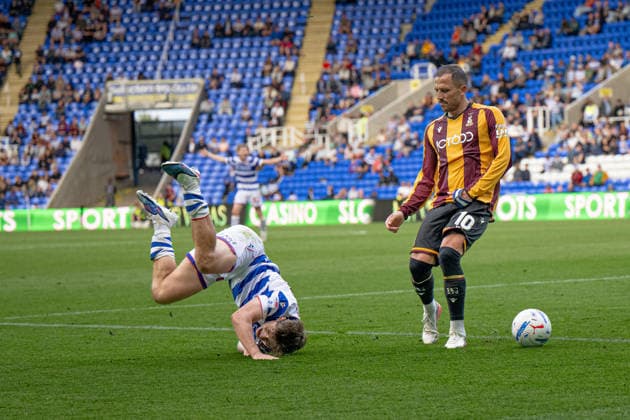 Reading v Bradford City, EFL Sky Bet League 1 Josh Stokes of Reading FC and Antoni Sarcevic of Bradford City during the EFL Sky Bet League 1 match between Reading and Bradford City at the Select Car Leasing Stadium, Reading, UK on 3 October 2026. Reading Select Car Leasing Stadium Berkshire UK Editorial use only DataCo restrictions apply See www.football-dataco.com , Copyright: xStevexBaileyx PSI-24965-0098