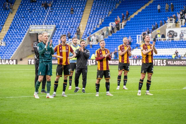 Reading v Bradford City, EFL Sky Bet League 1 Bradford players applaud the fans after the EFL Sky Bet League 1 match between Reading and Bradford City at the Select Car Leasing Stadium, Reading, UK on 3 October 2026 Reading Select Car Leasing Stadium Berkshire UK Editorial use only DataCo restrictions apply See www.football-dataco.com , Copyright: xStevexBaileyx PSI-24965-0101