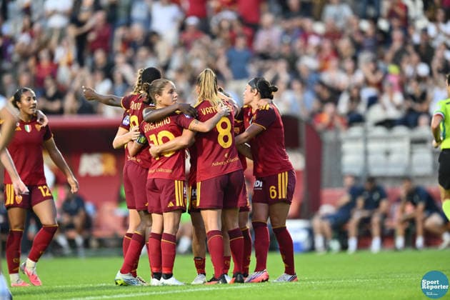 IPA89265242 - The A.S. Roma team celebrates the 1-0 goal during the Serie A Women s League match between Roma and Lazio, the AS Roma vs. SS Lazio Women match in the Italian Serie A Women s League, held in Rome, Italy, on October 3, 2026  Copyright: xClaudioxEnea IPAxSportx xx IPA89265242