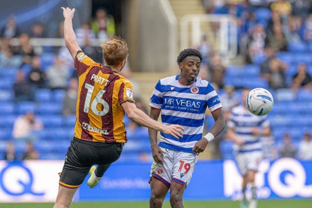 Reading v Bradford City, EFL Sky Bet League 1 Kyreece Lisbie of Reading FC and George Pratt of Bradford City during the EFL Sky Bet League 1 match between Reading and Bradford City at the Select Car Leasing Stadium, Reading, UK on 3 October 2026. Reading Select Car Leasing Stadium Berkshire UK Editorial use only DataCo restrictions apply See www.football-dataco.com , Copyright: xStevexBaileyx PSI-24965-0104