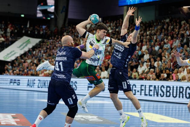 Opel HBL SG Flensburg Handewitt vs. FRISCH AUF Göppingen, Oct. 3, 2026: Elias Newel (No. 40), Frisch auf Göppingen, vs. Arnar Freyr Arnarsson (No. 41), SG Flensburg Handewitt and Emil Siersbaek Bergholt No. 14, SG Flensburg Handewitt Opel HBL SG Flensburg Handewitt vs. FRISCH AUF Göppingen, GGW Arena on October 3, 2026 Copyright: xBEAUTIFULxSPORTS MarioxM.xKobergx