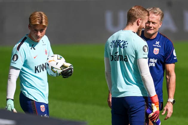 Soccer, Nations League: Portugal vs. Norway, Nations League, Porto, Portugal, October 3, 2026: Norway s captain Egil Selvik and goalkeeping coach Frode Frodas during training at Estádio do Dragão the day before the match against Portugal. Photo: Lise Aserud, NTB, Porto, Portugal. EDITORIAL USE ONLY. RESTRICTED USE FOR BETTING COMPANIES.  Copyright: xLisexAserudx xNTBx