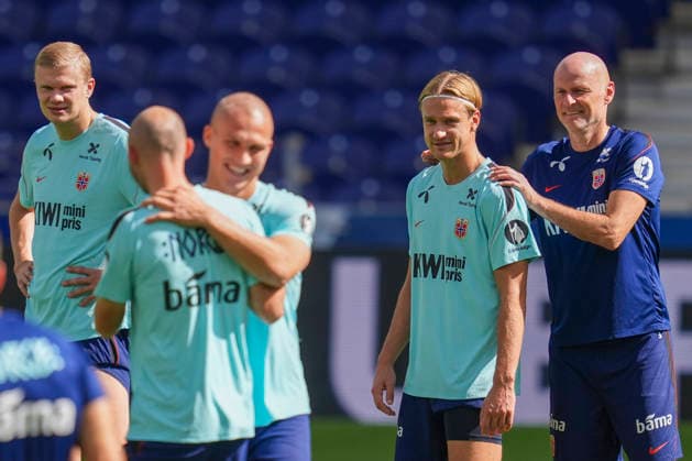 Soccer, Nations League: Portugal vs. Norway, Nations League: Porto, Portugal, October 3, 2026—Norway’s Erling Braut Haaland, Erik Botheim, and national team manager Stale Solbakken during training at Estádio do Dragão the day before the match against Portugal. Photo: Lise Aserud, NTB, Porto, Portugal. EDITORIAL USE ONLY. RESTRICTED USE FOR BETTING COMPANIES. Copyright: xLisexAserudx xNTBx