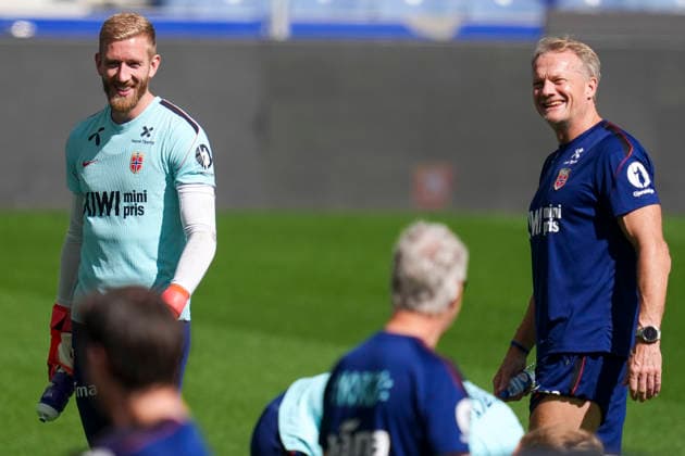 Soccer, Nations League Portugal vs. Norway, Nations League Porto, Portugal 20261003 Norway’s goalkeeper Egil Selvik and goalkeeper coach Frode Frodas during training at Estadio Do Dragao on the day of the match against Portugal. Photo: Lise Aserud, NTB, Porto, Portugal. EDITORIAL USE ONLY. RESTRICTED USE FOR BETTING COMPANIES  Copyright: xLisexAserudx xNTBx