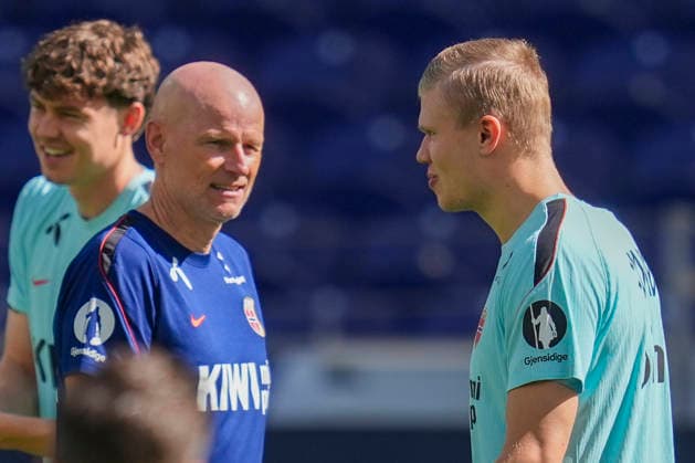 Soccer, Nations League: Portugal vs. Norway, Nations League, Porto, Portugal, October 3, 2026: Norway s Erling Braut Haaland and national team manager Stale Solbakken during training at Estádio do Dragão the day before the match against Portugal. Photo by Lise Aserud, NTB, Porto, Portugal. EDITORIAL USE ONLY. RESTRICTED USE FOR BETTING COMPANIES.  Copyright: xLisexAserudx xNTBx