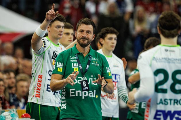 Opel HBL SG Flensburg Handewitt vs. FRISCH AUF Göppingen, October 3, 2026—Benjamin Matschke, coach of FRISCH AUF Göppingen, gestures during the Opel HBL SG Flensburg Handewitt vs. FRISCH AUF Göppingen game, GGW Arena on October 3, 2026 Copyright: xBEAUTIFULxSPORTS MarioxM.xKobergx
