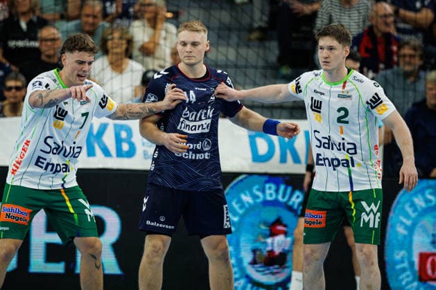 Opel HBL SG Flensburg Handewitt vs. FRISCH AUF Göppingen, October 3, 2026. Battle at the Circle: Victor Klöve (No. 07), Frisch auf Göppingen; Emil Siersbaek Bergholt (No. 14), SG Flensburg Handewitt, Oskar Neudeck No. 02, Frisch auf Göppingen Opel HBL SG Flensburg Handewitt vs. FRISCH AUF Göppingen, GGW Arena on October 3, 2026 Copyright: xBEAUTIFULxSPORTS MarioxM.xKobergx