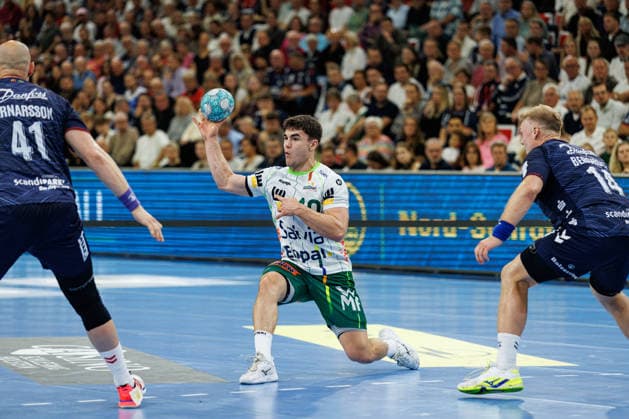 Opel HBL SG Flensburg Handewitt vs. FRISCH AUF Göppingen, October 3, 2026—Elias Newel, No. 40, Frisch auf Göppingen on the attack—Opel HBL SG Flensburg Handewitt vs. FRISCH AUF Göppingen, GGW Arena on October 3, 2026 Copyright: xBEAUTIFULxSPORTS MarioxM.xKobergx