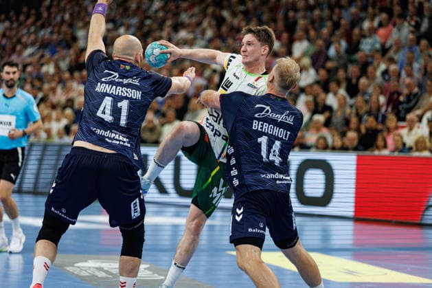 Opel HBL SG Flensburg Handewitt vs. FRISCH AUF Göppingen, October 3, 2026: Oskar Neudeck (No. 02), Frisch auf Göppingen vs. Arnar Freyr Arnarsson (No. 41), SG Flensburg Handewitt and Emil Siersbaek Bergholt No. 14, SG Flensburg Handewitt Opel HBL SG Flensburg Handewitt vs. FRISCH AUF Göppingen, GGW Arena on October 3, 2026 Copyright: xBEAUTIFULxSPORTS MarioxM.xKobergx