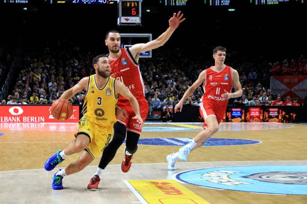 October 3, 2026, Germany, GER, DEU, Basketball, 1st Bundesliga, Day 1, 2026–2027 Season, Berlin, ALBA Berlin vs. Bamberg, JORDAN FORD (ALBA Berlin 3), Daniel Keppeler (Bamberg 31), nordphoto GmbH, Engler Berlin, Uber Arena, Berlin, Germany Copyright: xNordphotox xEnglerx