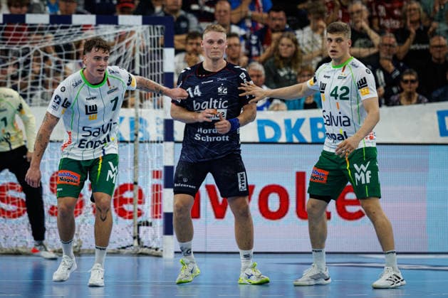 Opel HBL SG Flensburg Handewitt vs. FRISCH AUF Göppingen, October 3, 2026. Battle at the Circle: Victor Klöve (No. 07), Frisch auf Göppingen; Emil Siersbaek Bergholt (No. 14), SG Flensburg Handewitt, Martin Hanne No. 42, Frisch auf Göppingen Opel HBL SG Flensburg Handewitt vs. FRISCH AUF Göppingen, GGW Arena on October 3, 2026 Copyright: xBEAUTIFULxSPORTS MarioxM.xKobergx
