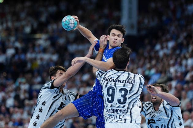 Julian Köster, THW Kiel, 07, Nikola Roganovic, VfL Gummersbach, 23, Veron Nacinovic, THW Kiel, 93 GER, THW Kiel vs. VfL Gummersbach, Handball, 1st Bundesliga, Matchday 7, 2026–2027 Season, October 3, 2026 GER, THW Kiel vs. VfL Gummersbach, Handball, 1st Bundesliga, Matchday 7, 2026–2027 season, October 3, 2026 Kiel Copyright: xEibner-Pressefoto MarcelxvonxFehrnx EP_MFN
