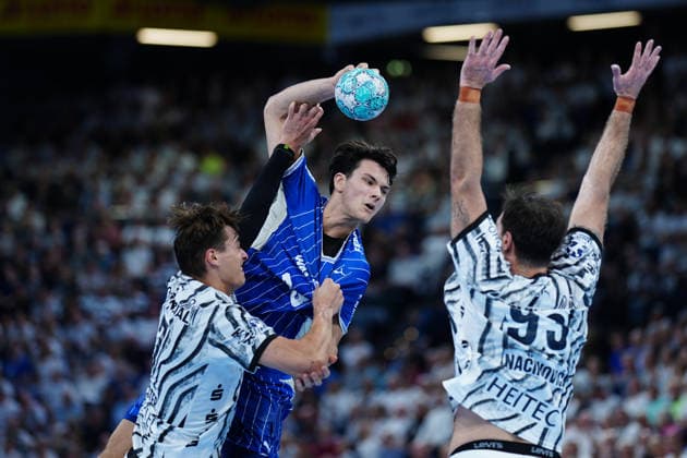 Julian Köster, THW Kiel, 07, Nikola Roganovic, VfL Gummersbach, 23, Veron Nacinovic, THW Kiel, 93 GER, THW Kiel vs. VfL Gummersbach, Handball, 1st Bundesliga, Matchday 7, 2026–2027 Season, October 3, 2026 GER, THW Kiel vs. VfL Gummersbach, Handball, 1st Bundesliga, Matchday 7, 2026–2027 Season, October 3, 2026 Kiel Copyright: xEibner-Pressefoto MarcelxvonxFehrnx EP_MFN