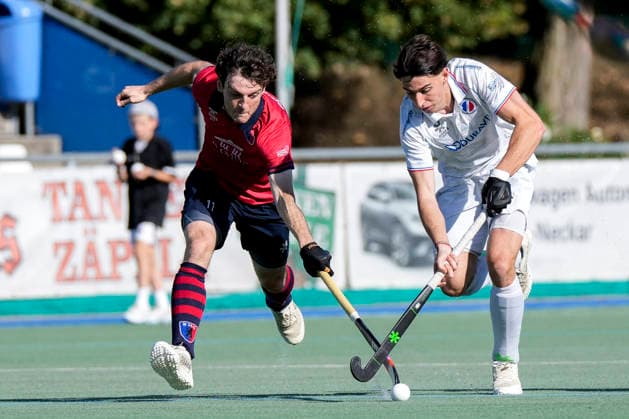 From left: Frederik Gohlke (BHC), 11, Agus Bonnano (MHC), 8, tackle, game scene, duel, tackle, tackling, dynamic, action, 03 10 2026, Mannheim, Germany, hockey, 1st Bundesliga, men’s, Mannheimer HC vs. Berliner HC xozx