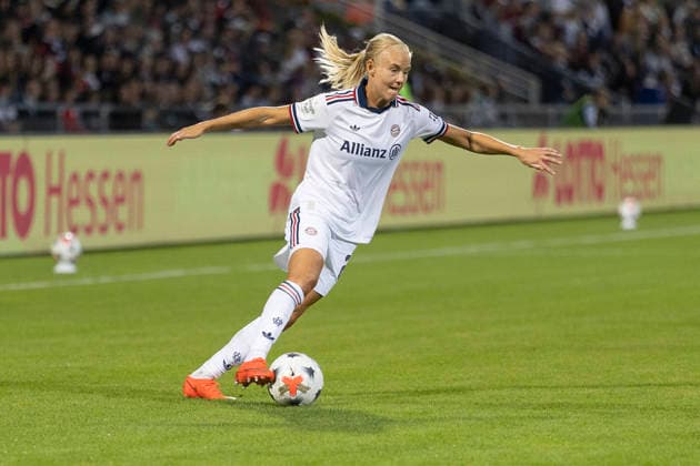 Google Pixel Women s Bundesliga Eintracht Frankfurt vs. FC Bayern Munich, October 3, 2026 Pernille Harder, FC Bayern Munich, No. 21, in action, cutout, portrait, Eintracht Frankfurt vs. FC Bayern Munich, Frankfurt, Stadion am Brentanobad, October 3, 2026 Copyright: xBEAUTIFULxSPORTS Gawlikx