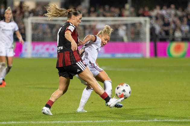 Google Pixel Women s Bundesliga Eintracht Frankfurt vs. FC Bayern Munich, October 3, 2026: Ereleta Memeti of Eintracht Frankfurt (7) and Linda Dallmann of FC Bayern Munich (10) battle for the ball, Eintracht Frankfurt vs. FC Bayern Munich, Frankfurt, Stadion am Brentanobad, October 3, 2026 Copyright: xBEAUTIFULxSPORTS Gawlikx