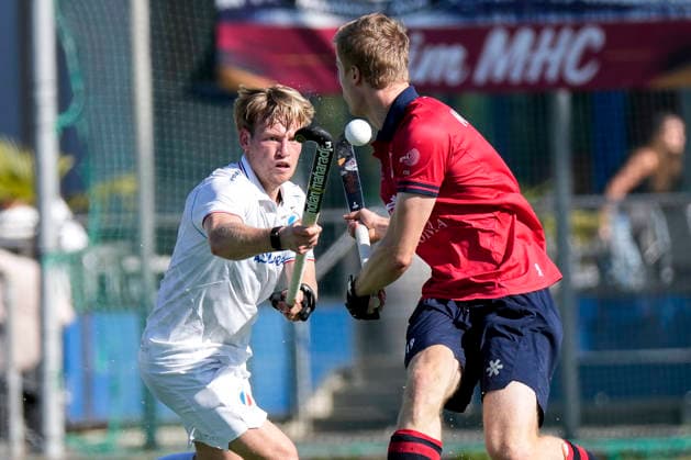 From left: Linus Müller (MHC), 5, captain; Mika Schmidt (BHC), 19; tackle, game scene, duel, tackle, tackling, dynamism, action, 03 10 2026, Mannheim, Germany, hockey, 1st Bundesliga, men’s, Mannheimer HC vs. Berliner HC xozx