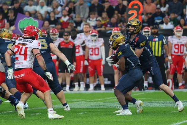 Rocky Lombardi (Dresden Monarchs, 5) gives the ball to Tofunmi Lala (Dresden Monarchs, 8), Dresden Monarchs vs Potsdam Royals, American Football, GFL, German Football League, Season 2026, GFL-Bowl, 03.10.2026, GFLBowl2026 Photo: PFA Klaus Sack Dresden Rudolf-Harbig-Stadion Deutschland Copyright: xPFA KlausxSackx