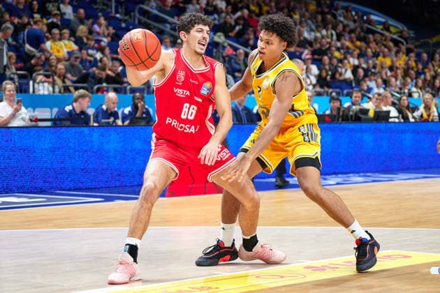Yuval Hochstadter, Bamberg Baskets, 66; Jack Kayil, ALBA Berlin, 07; GER; ALBA Berlin vs. BMA 365 Bamberg Baskets; Men s Basketball; easy Credit BBL; 2026–27 Season; Matchday 4, October 3, 2026 GER, ALBA Berlin vs. BMA 365 Bamberg Baskets, Men s Basketball, easyCredit BBL, 2026–27 Season, Matchday 4, October 3, 2026 Berlin Copyright: xClaudiusxRauch,xEibner-Pressefotox xClaudiusxRauchx EP_CRH