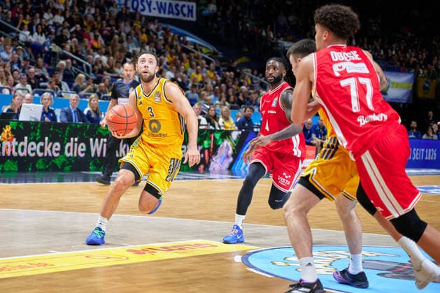 Jordan Ford, ALBA Berlin, 03; Jordan Jones, Bamberg Baskets, 04; GER; ALBA Berlin vs. BMA 365 Bamberg Baskets; Men s Basketball; easy Credit BBL; 2026–27 Season; Matchday 4, October 3, 2026 GER, ALBA Berlin vs. BMA 365 Bamberg Baskets, Men s Basketball, easyCredit BBL, 2026–27 Season, Matchday 4, October 3, 2026 Berlin Copyright: xClaudiusxRauch,xEibner-Pressefotox xClaudiusxRauchx EP_CRH