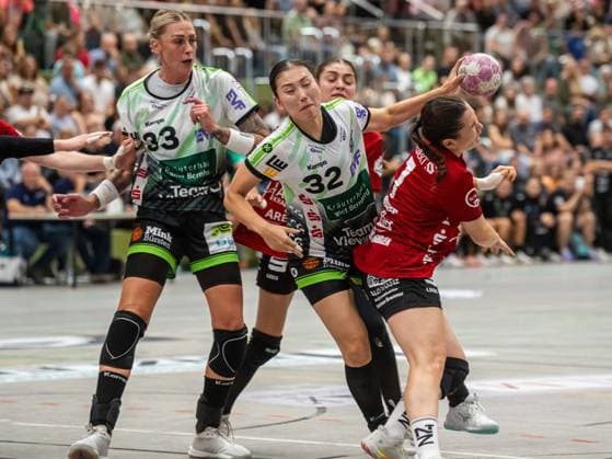 Haruno Sasaki (Frisch Auf Women), 32, looks for an opening between Luisa Schulze (Frisch Auf Women), 33, and Lisa Wieder (SG Nürtingen Zizishausen), 07, SG Nürtingen Zizishausen vs. Frisch Auf Göppingen, Handball, DHB Cup, 2026–2027 season, October 3, 2026, SG Nürtingen Zizishausen vs. Frisch Auf Göppingen, Handball, DHB Cup, 2026–2027 season, October 3, 2026, Nürtingen Copyright: xMichaelxSchmidt Eibner-Pressefotx EP_MST