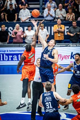 BB 1BL Men s Syntainics MBC vs. Ratiopharm Ulm: Borisa Simanic (Syntainics MBC) and Oluwasimisola Shittu (Ratiopharm Ulm) during the 2026–2027 season in the 1 EasyCredit Bundesliga on Matchday 4 between Syntainics MBC and Ratiopharm Ulm at the Stadthalle Weissenfels on October 3, 2026, in Weissenfels, Saxony-Anhalt, Germany