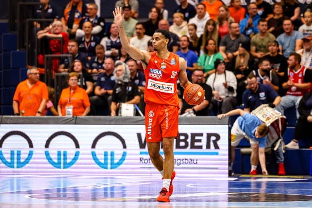Jaylen Sims of Ratiopharm Ulm, 30, with the ball, giving instructions, gesturing, GER, Syntainics MBC vs. Ratiopharm Ulm, basketball, 1st Bundesliga, Matchday 4, 2026–2027 season, October 3, 2026 GER, Syntainics MBC vs. Ratiopharm Ulm, basketball, 1st Bundesliga, Matchday 4, 2026–2027 season, October 3, 2026 Weissenfels Copyright: xEibner-Pressefoto LauraxRoemerx EP_LRR
