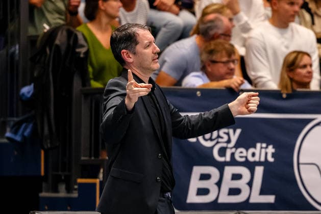 Ty Harrelson, head coach of Ratiopharm Ulm, gives instructions and gestures, GER, Syntainics MBC vs. Ratiopharm Ulm, basketball, 1. Bundesliga, Matchday 4, 2026–2027 season, October 3, 2026, GER, Syntainics MBC vs. Ratiopharm Ulm, basketball, 1st Bundesliga, Matchday 4, 2026–2027 season, October 3, 2026, Weissenfels Copyright: xEibner-Pressefoto LauraxRoemerx EP_LRR