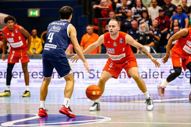 Devin Schmidt (Ratiopharm Ulm), No. 08, defends against Vuk Radojicic (SYNTAINICS MBC), No. 04, GER, SYNTAINICS MBC vs. Ratiopharm Ulm, Basketball, 1st Bundesliga, Matchday 4, 2026–2027 season, October 3, 2026, GER, Syntainics MBC vs. Ratiopharm Ulm, Basketball, 1st Bundesliga, Matchday 4, 2026–2027 season, October 3, 2026, Weissenfels Copyright: xEibner-Pressefoto LauraxRoemerx EP_LRR