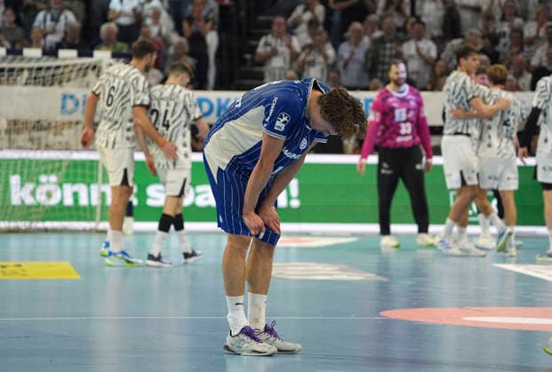 Photo: Disappointment on Miro Schluroff s face in Gummersbach after the final whistle; in the background, Kiel players are dancing to celebrate their victory in the Men s Handball Bundesliga 1 on Sat, Oct. 3, 2026: THW Kiel vs. VfL Gummersbach