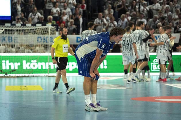 Photo: Disappointment on Miro Schluroff s face in Gummersbach after the final whistle; in the background, Kiel players are dancing to celebrate their victory in the Men s Handball Bundesliga 1 on Sat, Oct. 3, 2026: THW Kiel vs. VfL Gummersbach