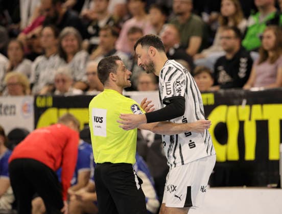 Photo by Domagoj Duvnjak: Kiel has a run-in with referee Mirko KRAG. Men s Handball Bundesliga 1 on Sat, Oct. 3, 2026: THW Kiel vs. VfL Gummersbach