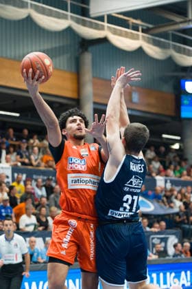 Adam Atamna Ulm, 0, Spencer Reaves MBC, 31, Syntainics MBC vs. Ratiopharm Ulm, BBL, Men s Basketball 1st Bundesliga, Matchday 4 of the 2026–27 season, March 10, 2026, Weißenfels Stadthalle, Saxony-Anhalt, Germany