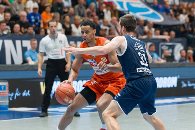 Jaylen Sims Ulm, 30, Spencer Reaves MBC, 31, Syntainics MBC vs. Ratiopharm Ulm, BBL, Men s Basketball 1st Bundesliga, Matchday 4 of the 2026–27 season, March 10, 2026, Weißenfels Stadthalle, Saxony-Anhalt, Germany
