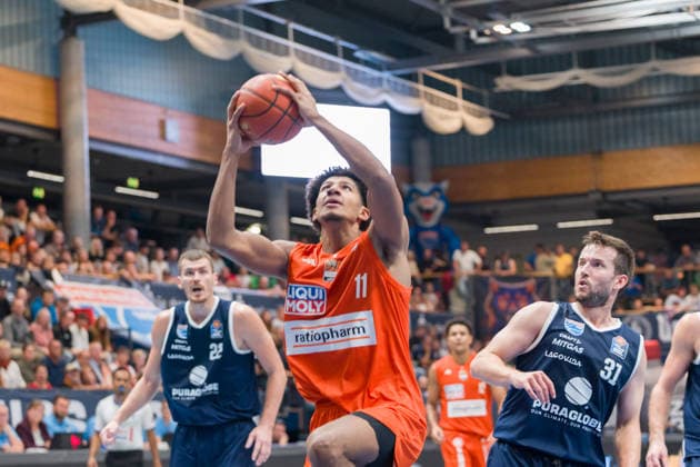 Borisa Simanic (MBC), 22, Meissa Faye (Ulm), 11, Spencer Reaves (MBC), 31, Syntainics (MBC) vs. Ratiopharm Ulm, BBL, Men s Basketball 1st Bundesliga, Matchday 4 of the 2026–27 season, October 3, 2026, Weißenfels City Hall, Saxony-Anhalt, Germany