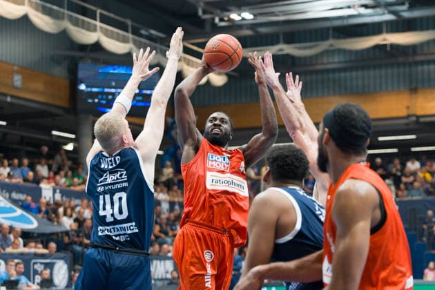 Collin Welp MBC, 40, Oluwasimisola Shittu Ulm, 45, Syntainics MBC vs. Ratiopharm Ulm, BBL, Men s Basketball 1st Bundesliga, Matchday 4 of the 2026–27 season, October 3, 2026, Weißenfels Stadthalle, Saxony-Anhalt, Germany